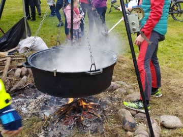 Pogoda nie odstraszyła entuzjastów turystyki pieszej i rowerowej na jubileuszowej XX edycji Rajdu Tour de Kalonka, 